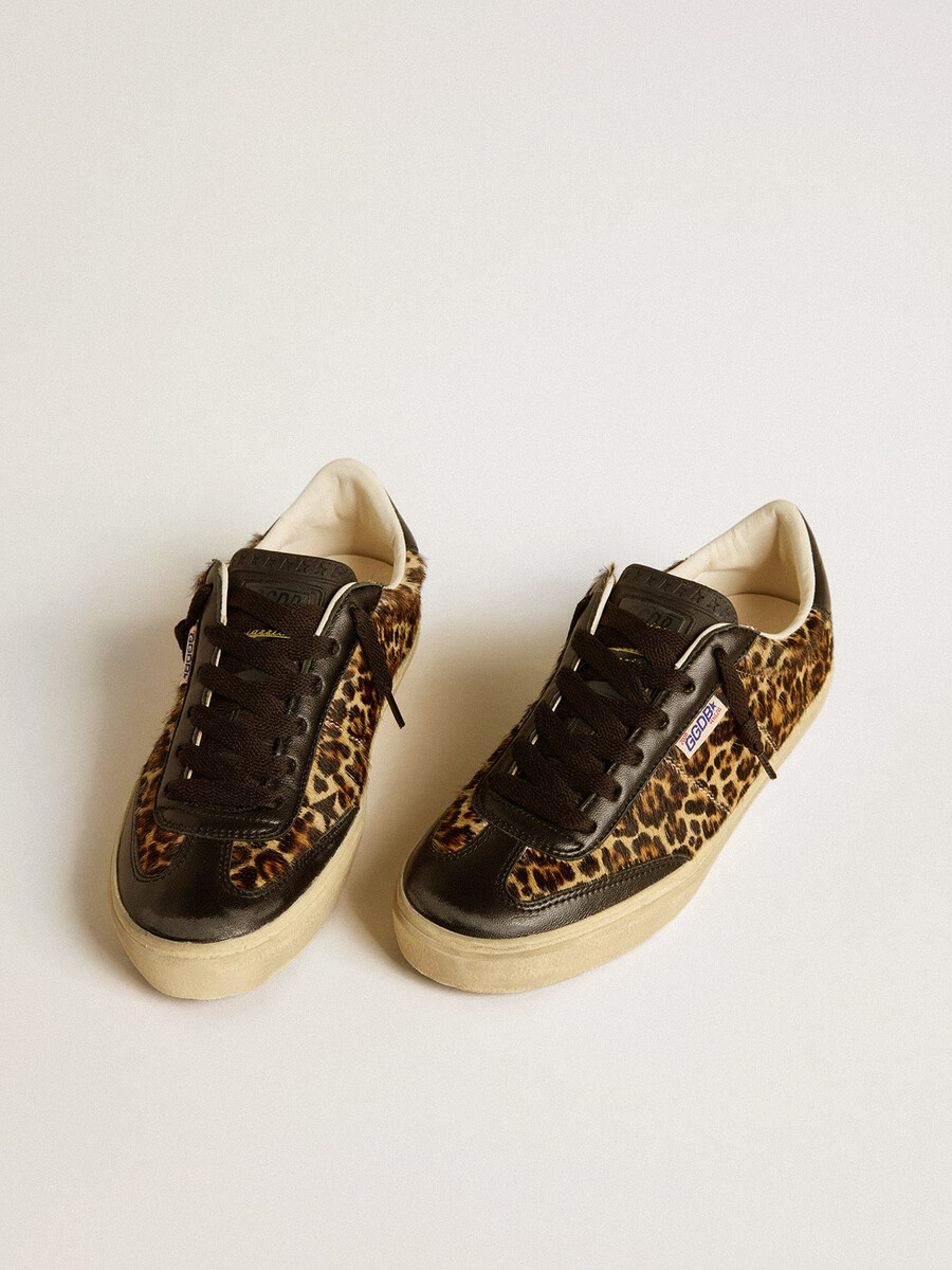 soul star em pele de pônei com estampa de leopardo detalhe no calcanhar e inserções em couro napa preto.