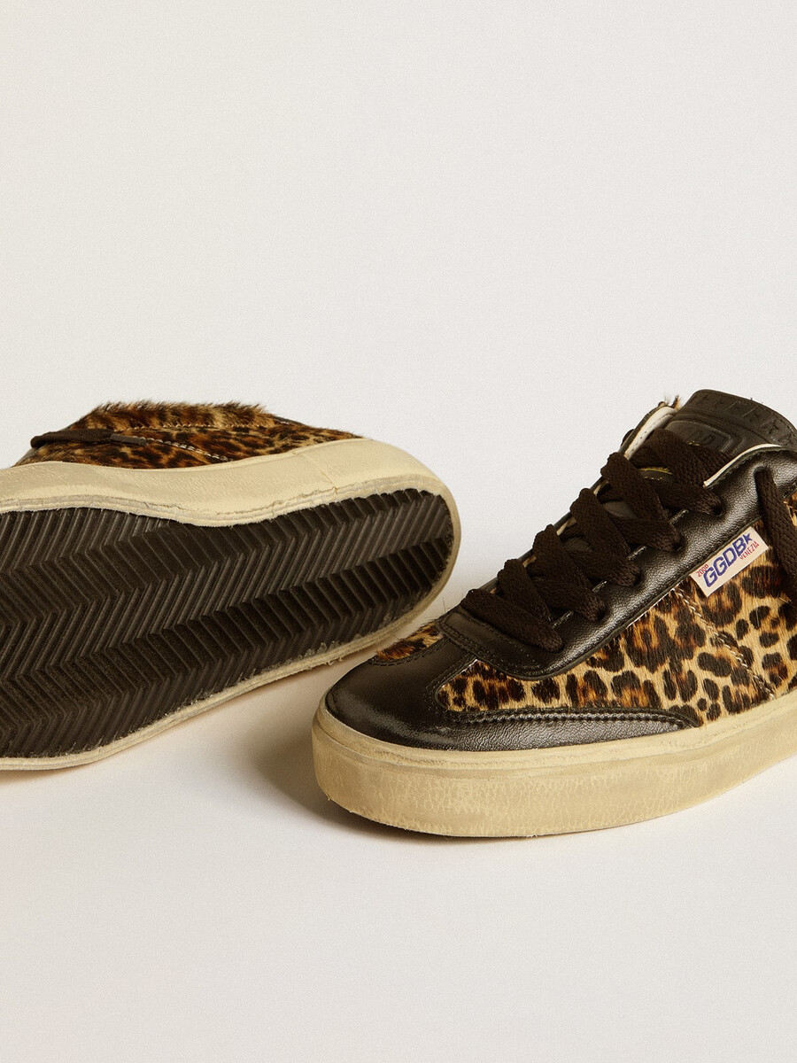 soul star em pele de pônei com estampa de leopardo detalhe no calcanhar e inserções em couro napa preto.