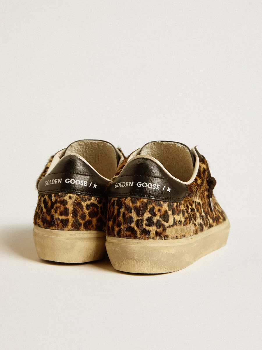 soul star em pele de pônei com estampa de leopardo detalhe no calcanhar e inserções em couro napa preto.