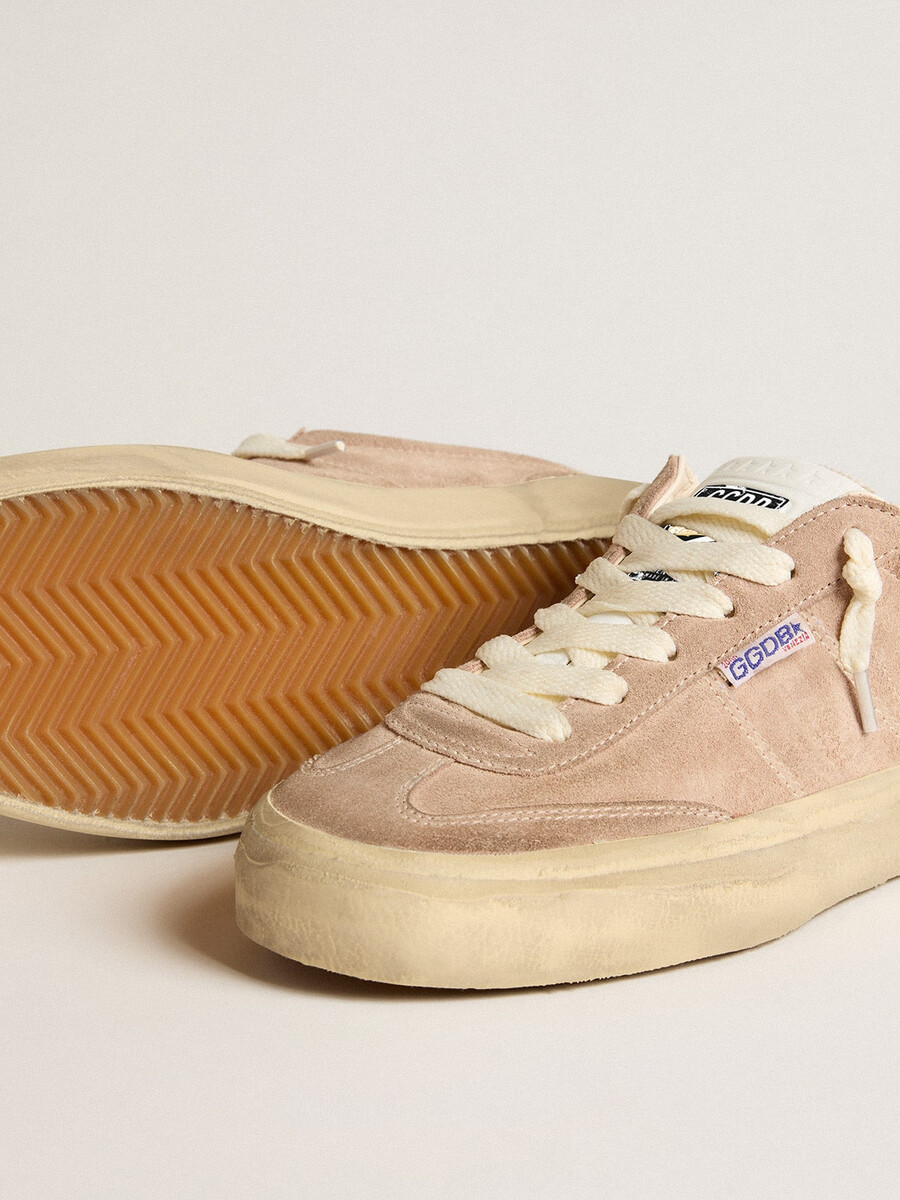 sapato feminino soul star em camurça rosa com detalhe em couro branco no calcanhar.