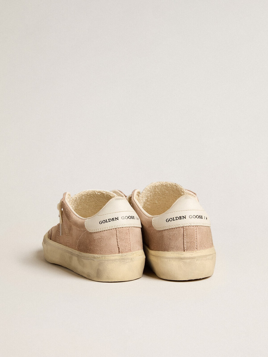 sapato feminino soul star em camurça rosa com detalhe em couro branco no calcanhar.