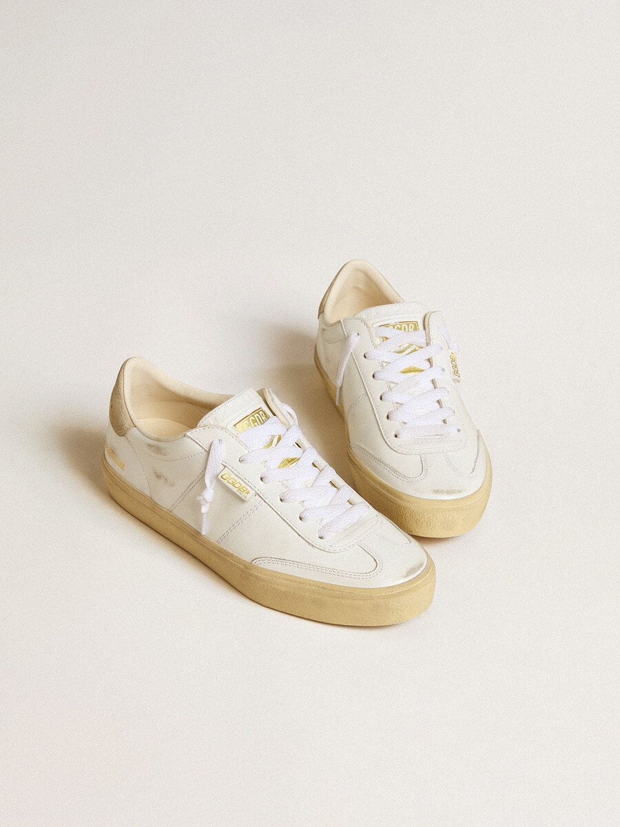 sapato feminino soul star em couro branco com detalhe em camurça bege no calcanhar.