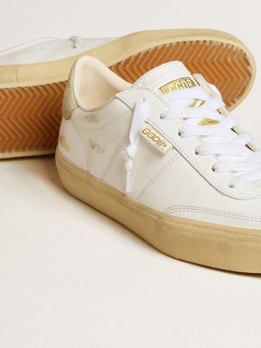 sapato feminino soul star em couro branco com detalhe em camurça bege no calcanhar.