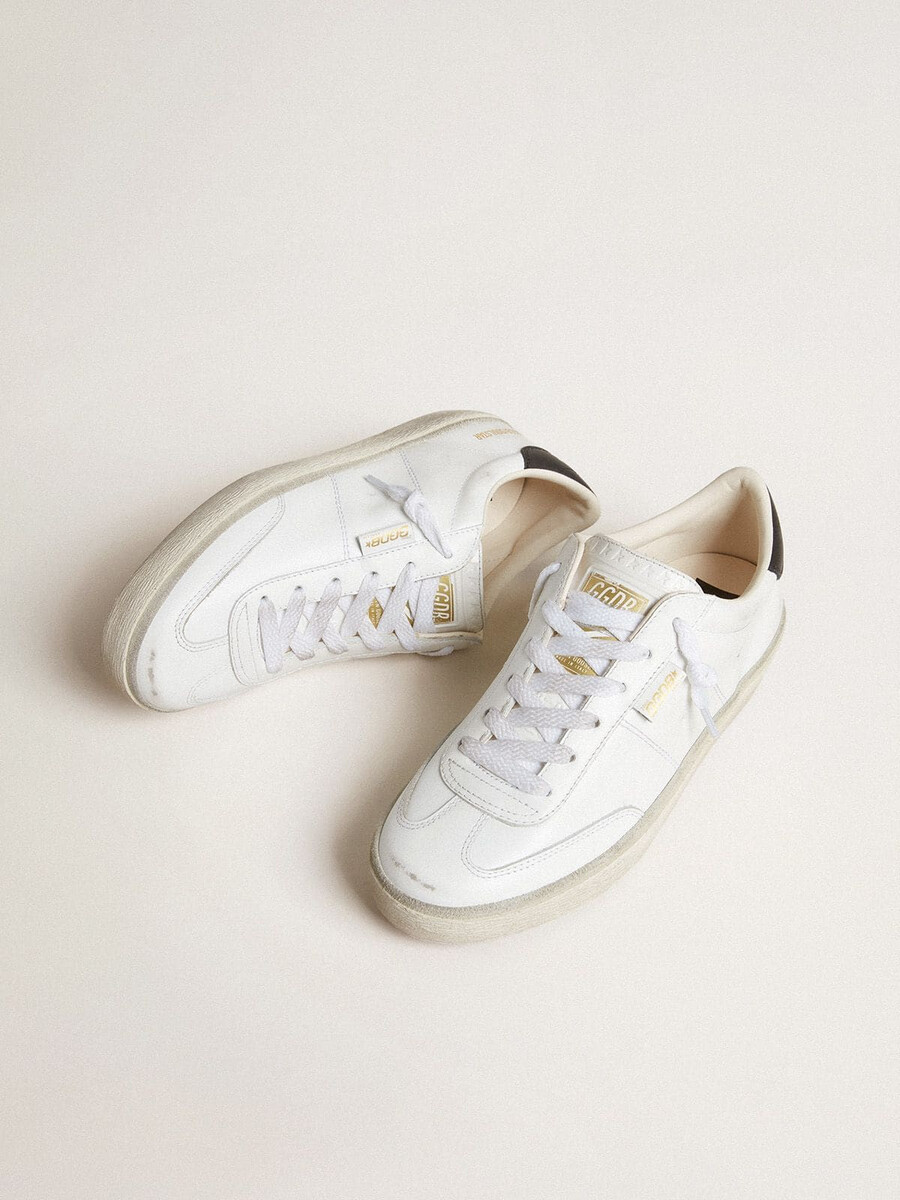 sapato feminino soul star em couro branco com detalhe em couro preto no calcanhar.