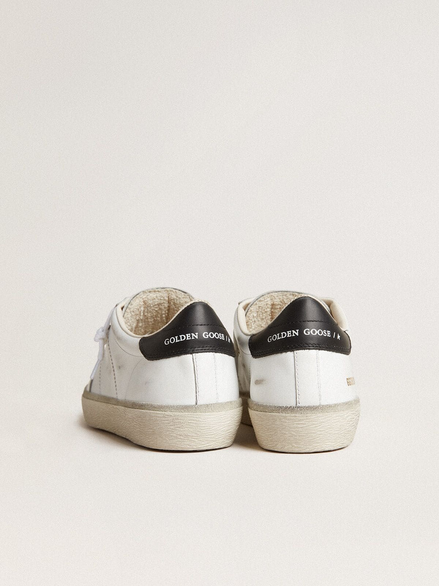 sapato feminino soul star em couro branco com detalhe em couro preto no calcanhar.
