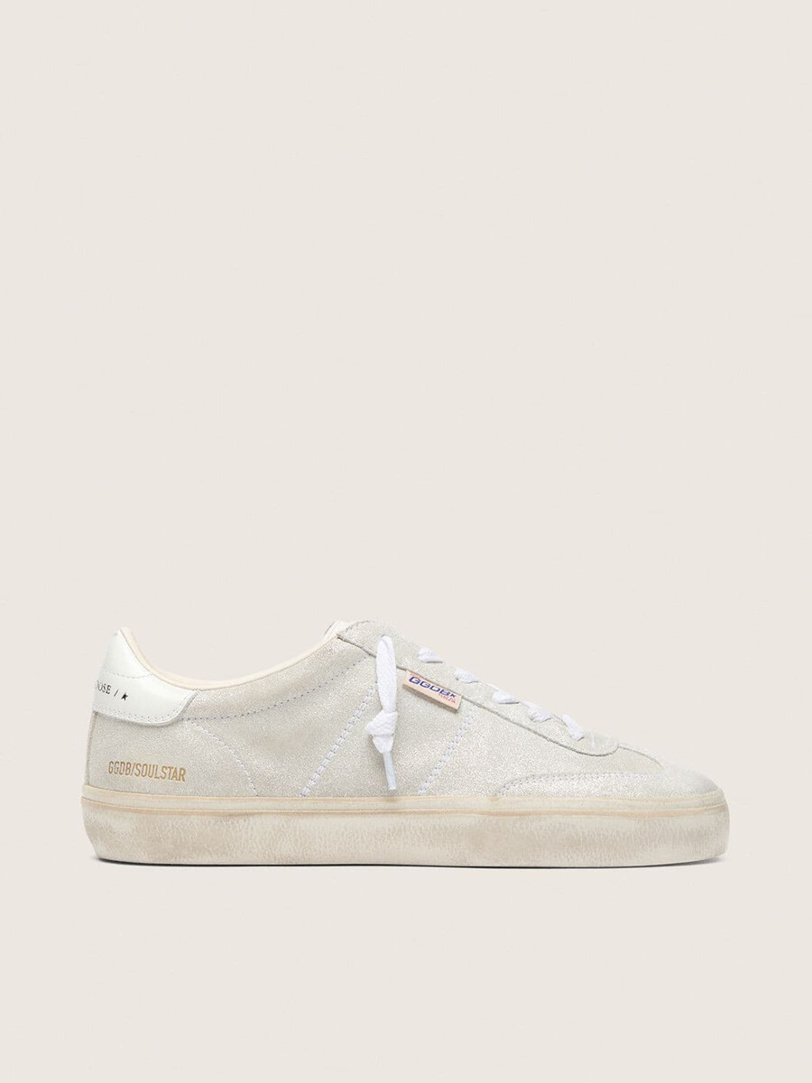 sapato feminino soul star em camurça bege com detalhe em couro branco no calcanhar.