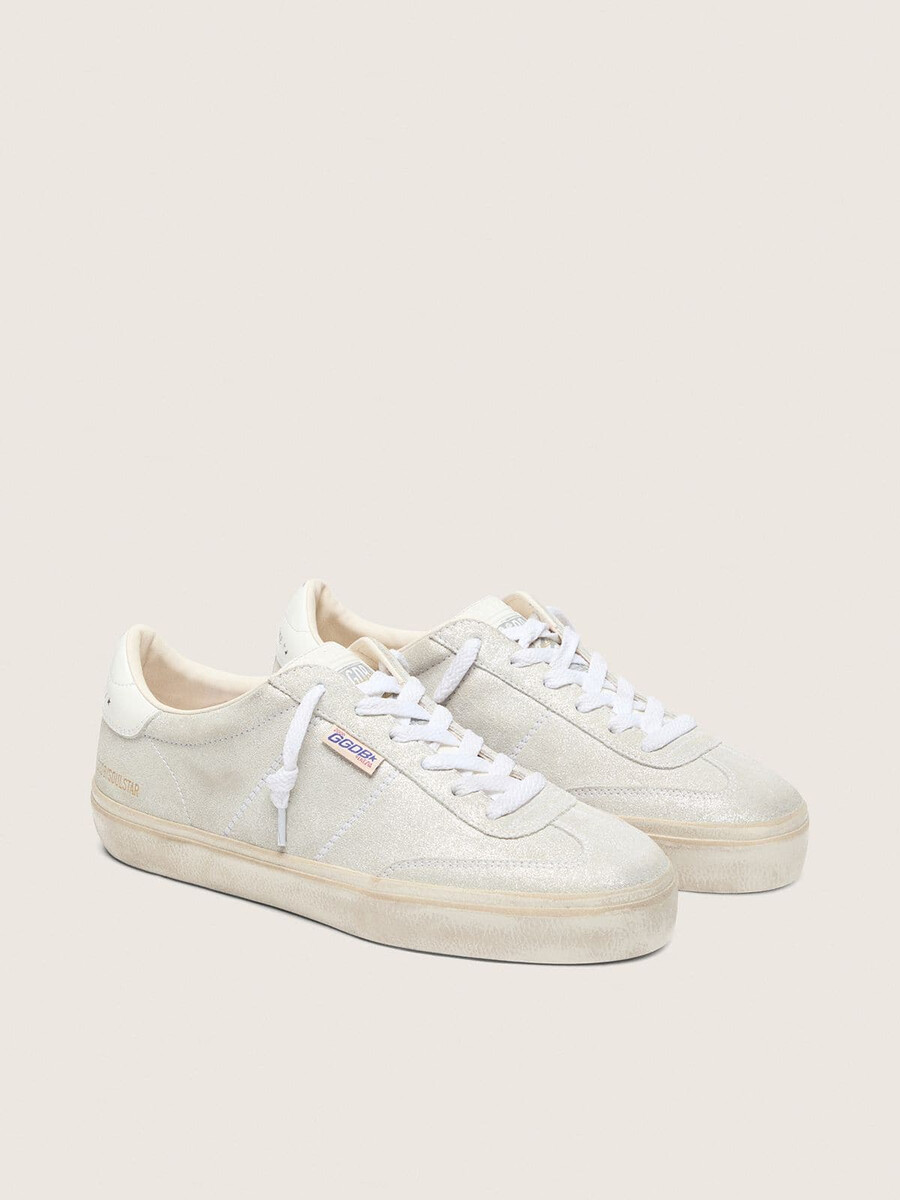 sapato feminino soul star em camurça bege com detalhe em couro branco no calcanhar.