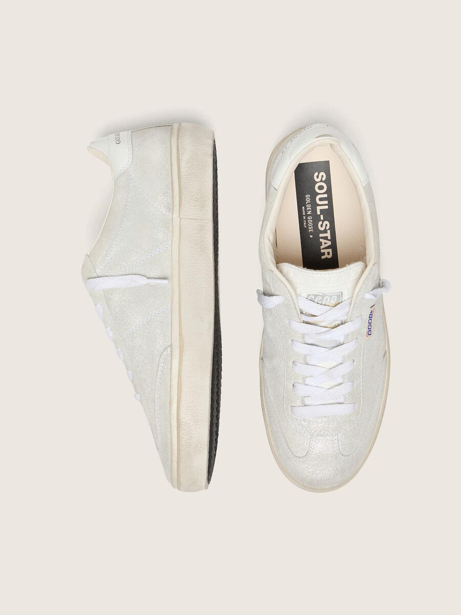 sapato feminino soul star em camurça bege com detalhe em couro branco no calcanhar.