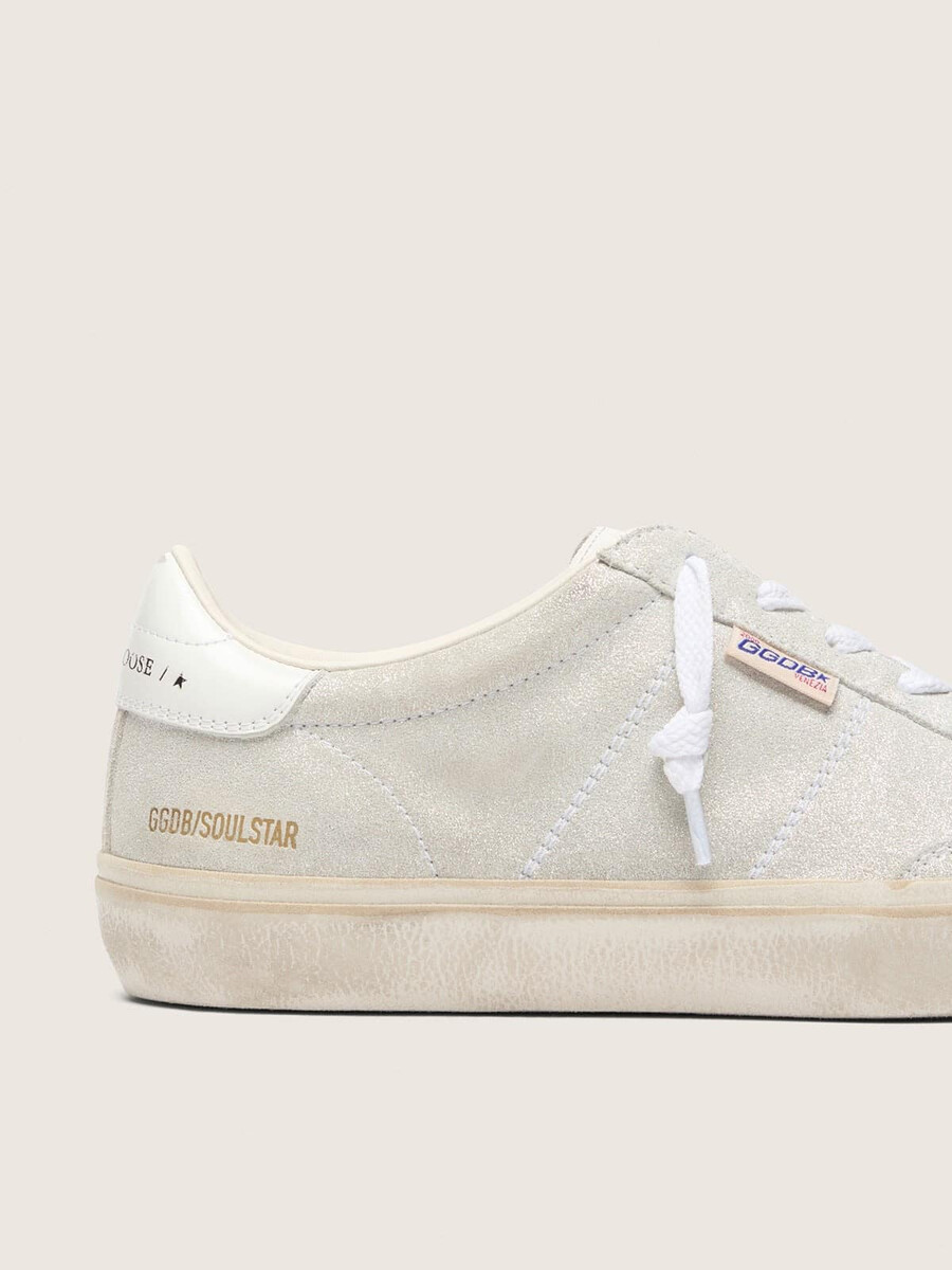 sapato feminino soul star em camurça bege com detalhe em couro branco no calcanhar.