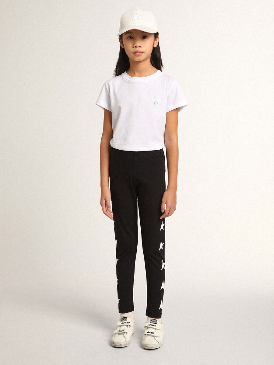 leggings pretas infantis com estrelas brancas nas laterais.