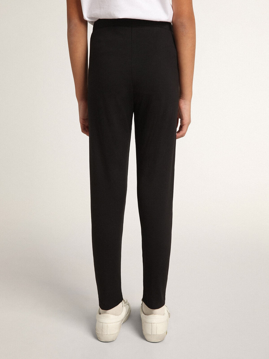 leggings pretas infantis com estrelas brancas nas laterais.