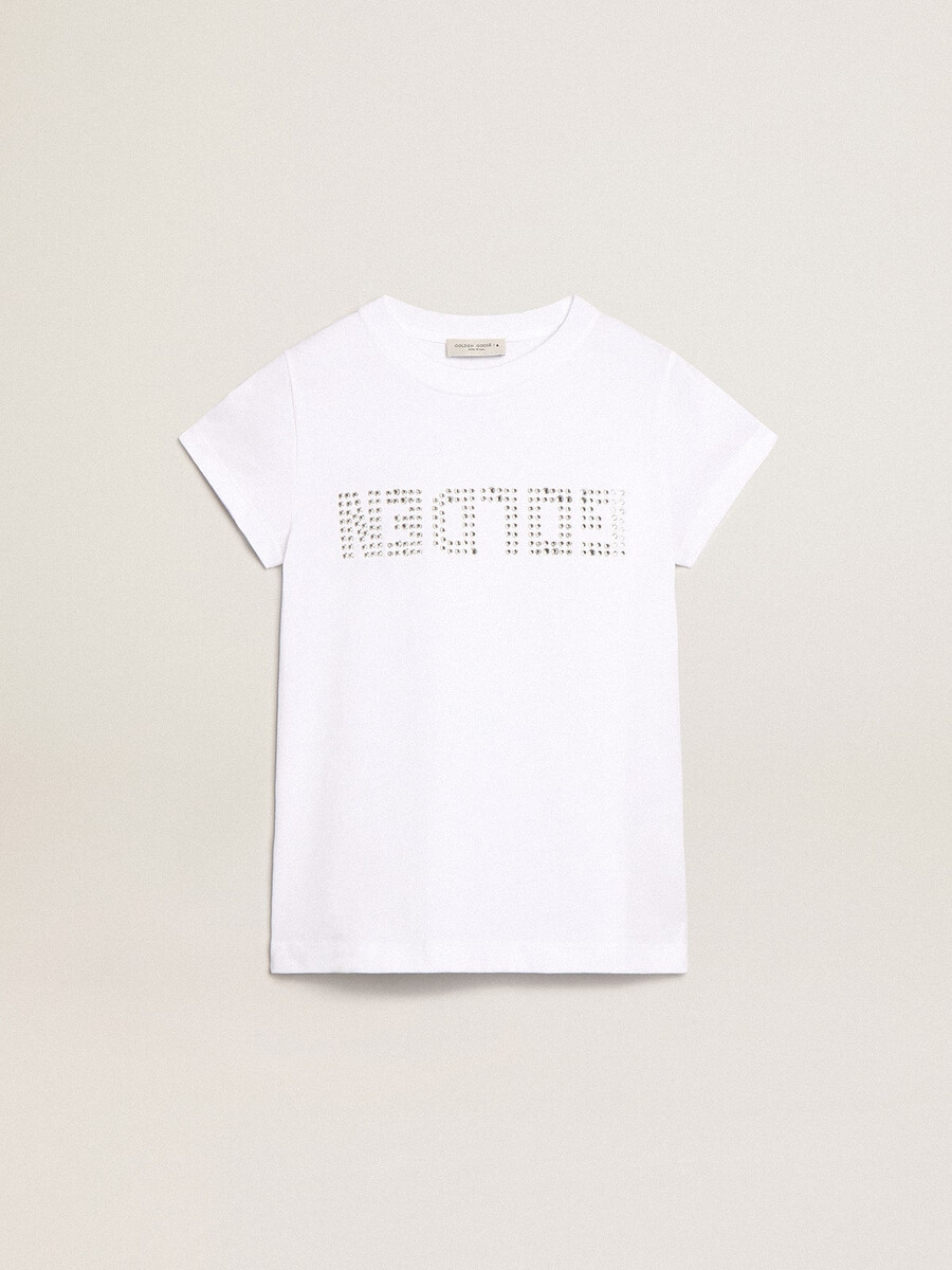 camiseta branca com letras douradas em cristais ao centro.