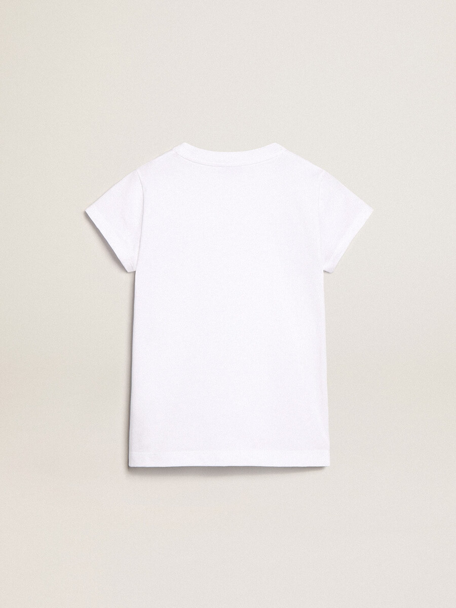 camiseta branca com letras douradas em cristais ao centro.