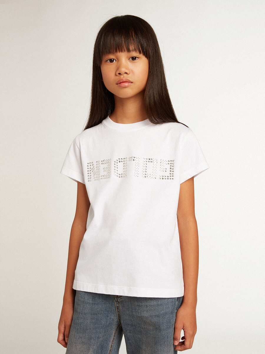 camiseta branca com letras douradas em cristais ao centro.