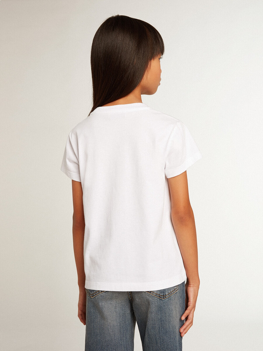camiseta branca com letras douradas em cristais ao centro.