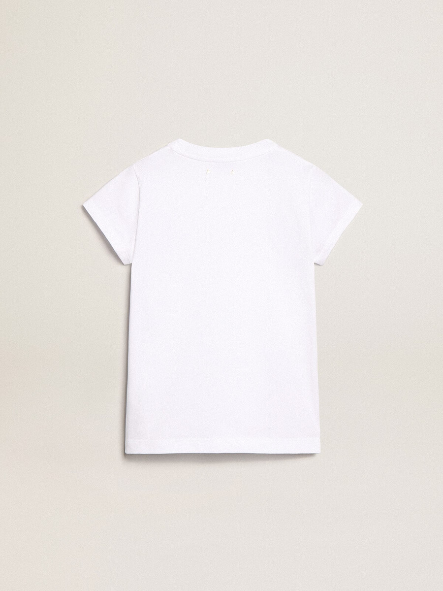 camiseta branca com letras douradas em cristais ao centro.