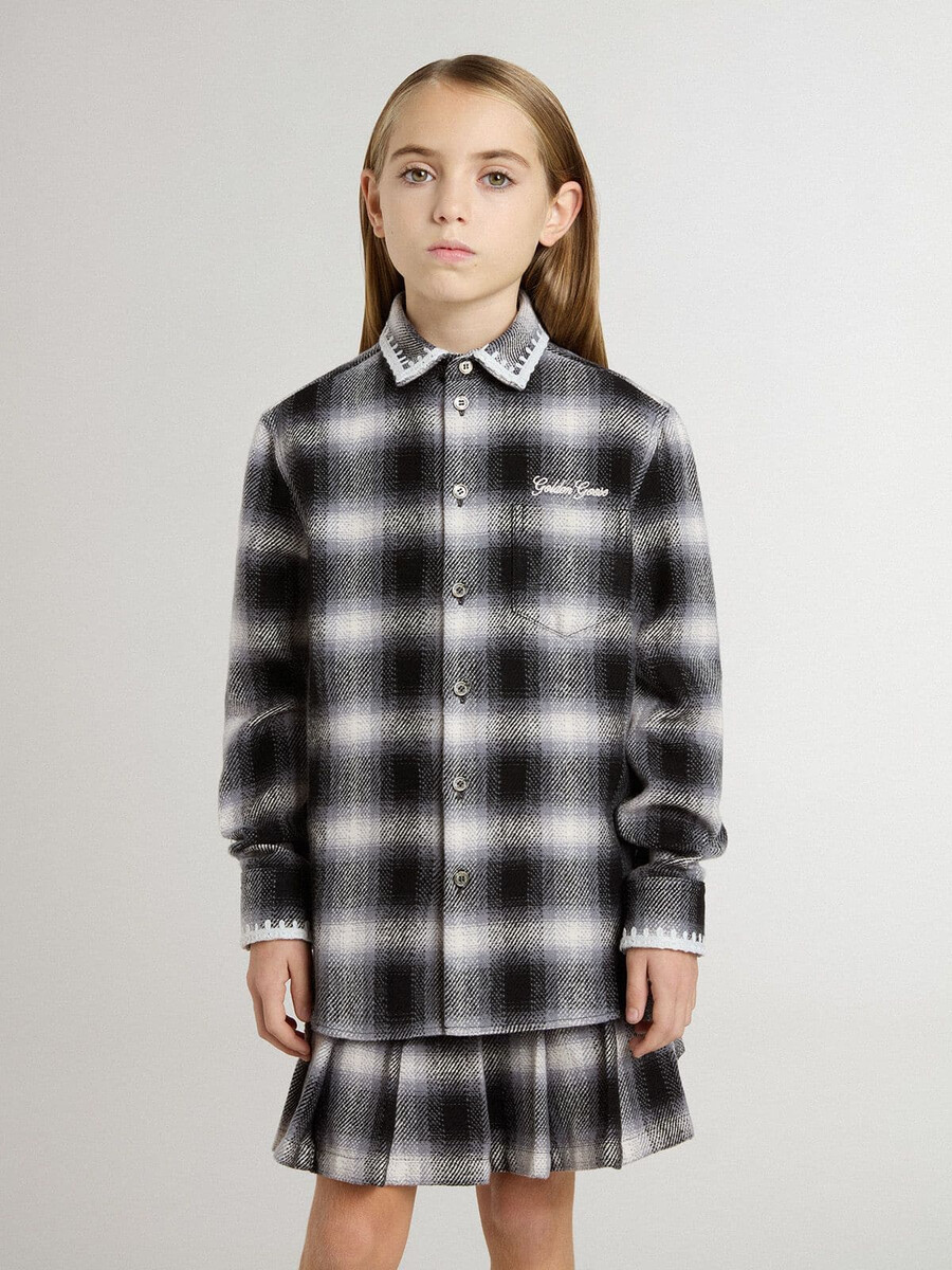 camisa infantil xadrez preta e branca com bordado branco