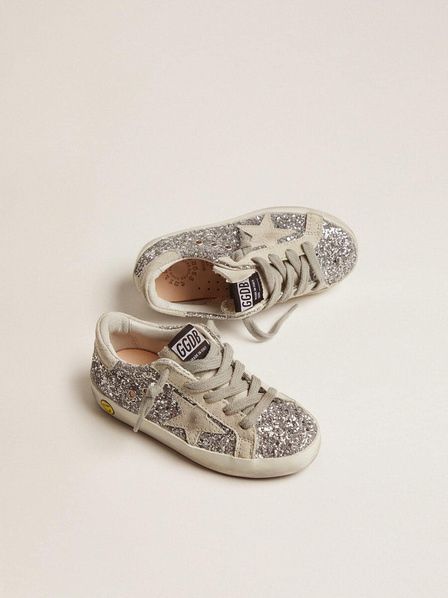 superestrela júnior com glitter prateado e detalhes em camurça.