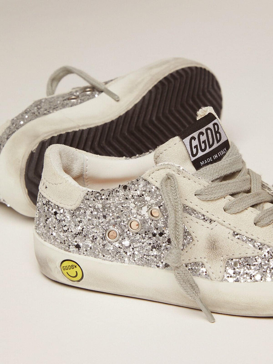superestrela júnior com glitter prateado e detalhes em camurça.
