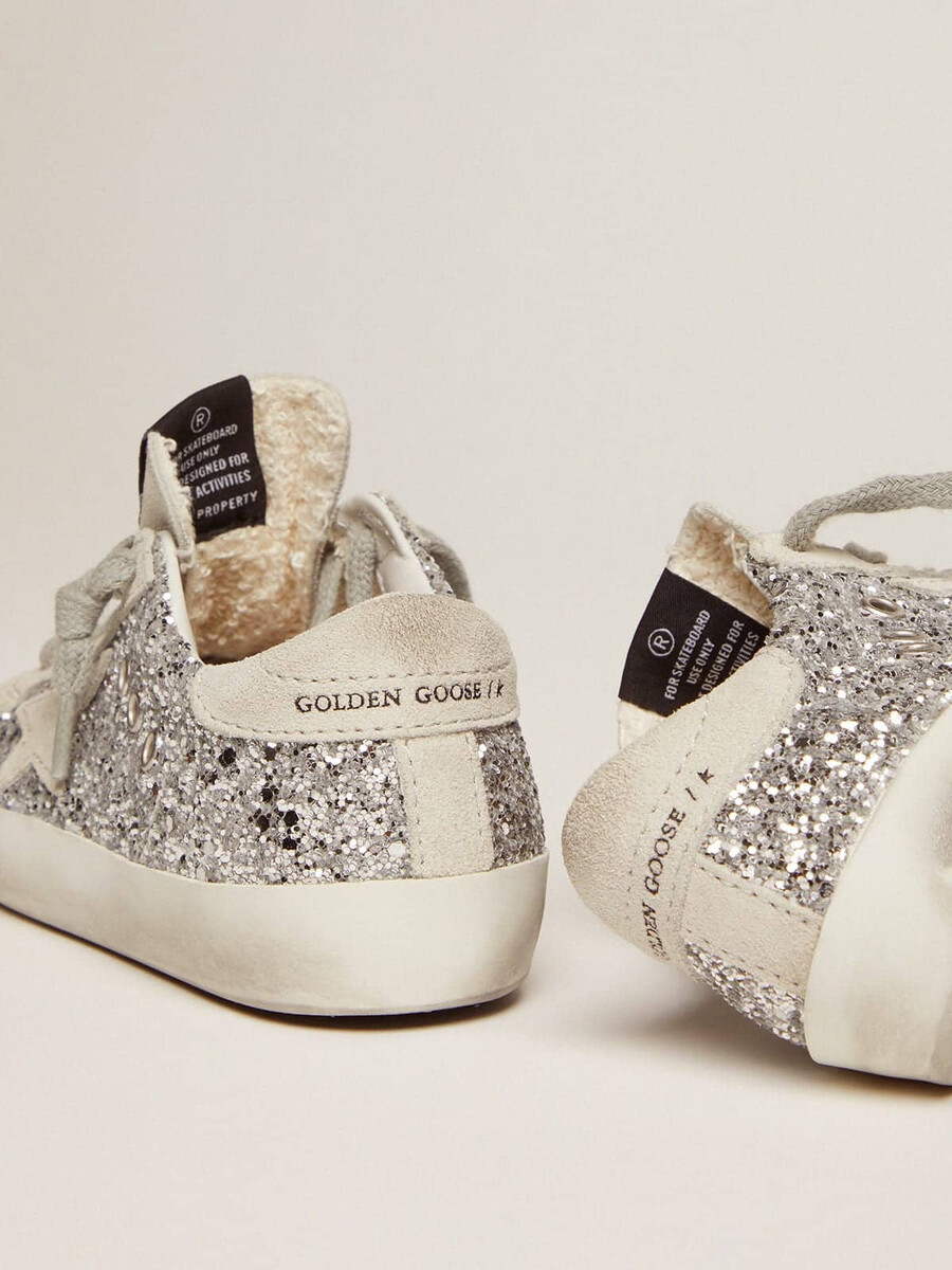 superestrela júnior com glitter prateado e detalhes em camurça.