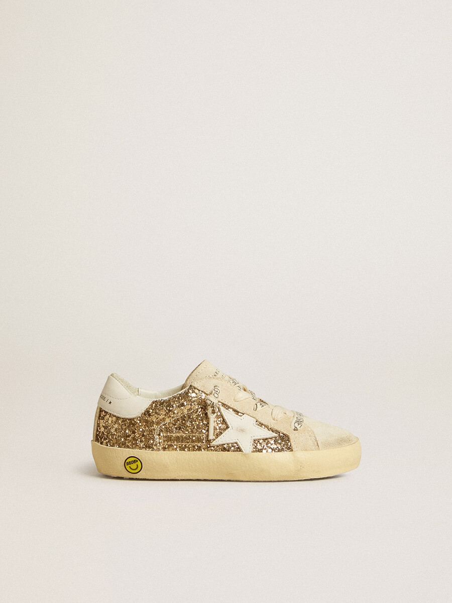 super-star junior em glitter dourado com estrela de couro branco e detalhe no calcanhar.