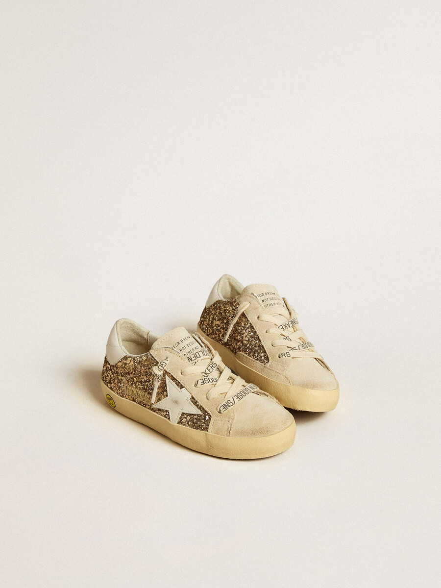 super-star junior em glitter dourado com estrela de couro branco e detalhe no calcanhar.