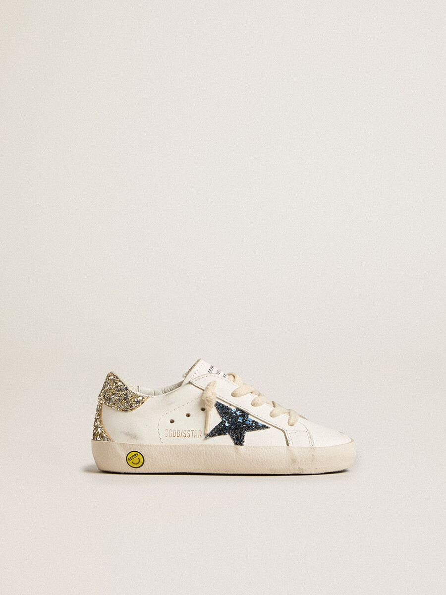 junior super-star em couro com estrela brilhante e detalhe no calcanhar.