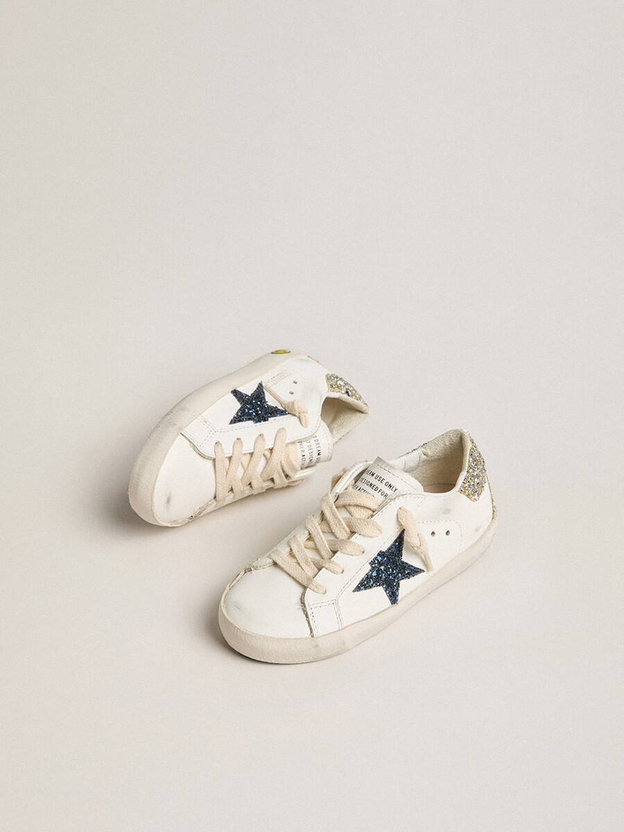 junior super-star em couro com estrela brilhante e detalhe no calcanhar.