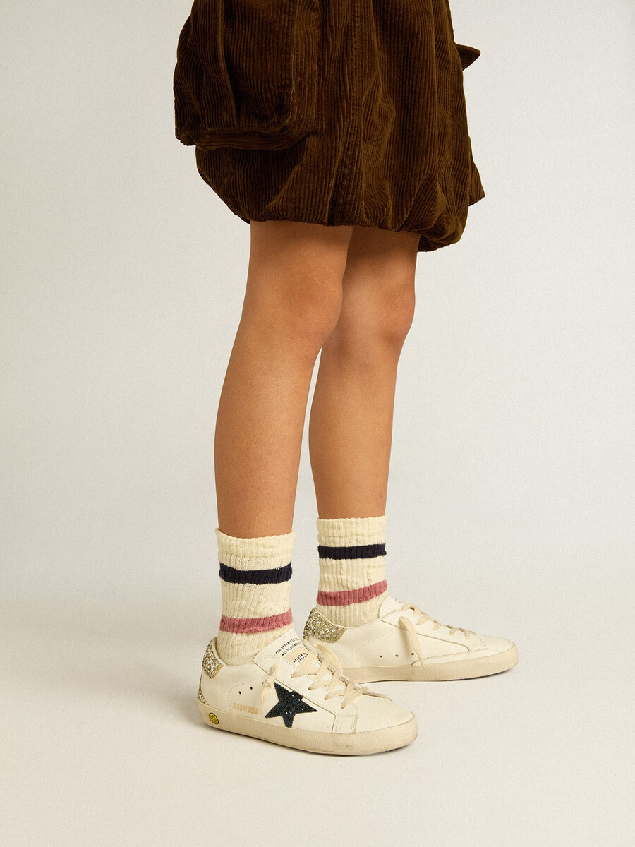 junior super-star em couro com estrela brilhante e detalhe no calcanhar.