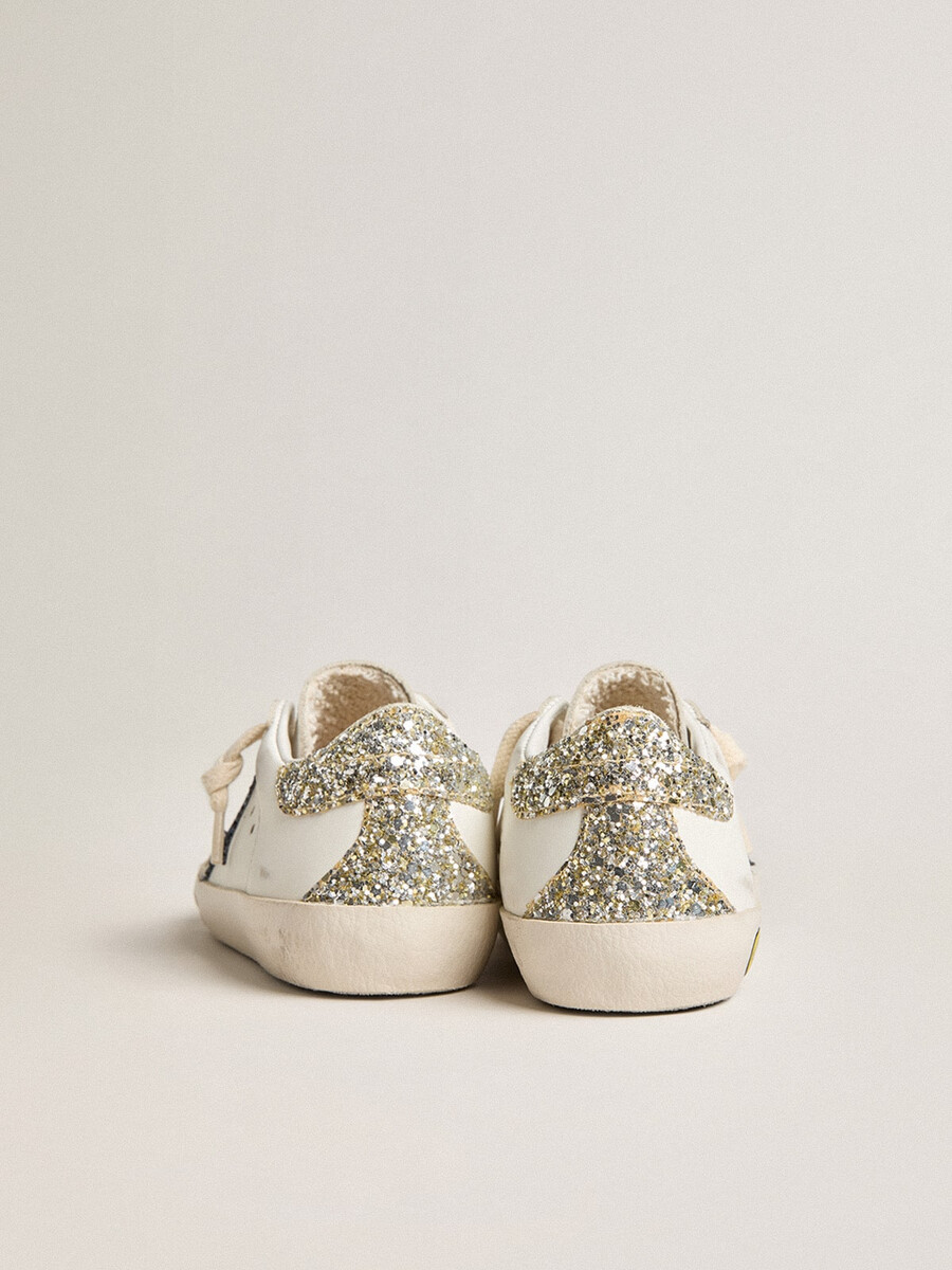 junior super-star em couro com estrela brilhante e detalhe no calcanhar.