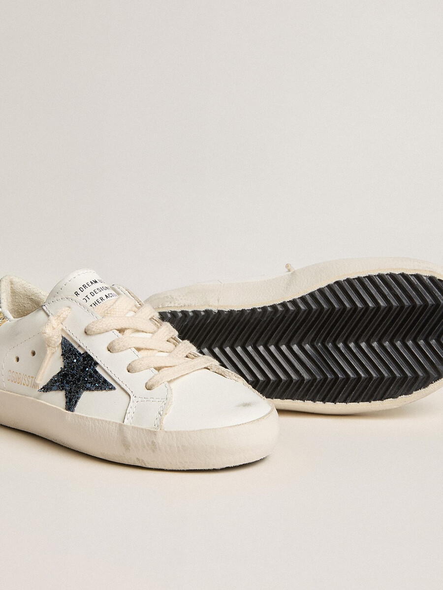 junior super-star em couro com estrela brilhante e detalhe no calcanhar.