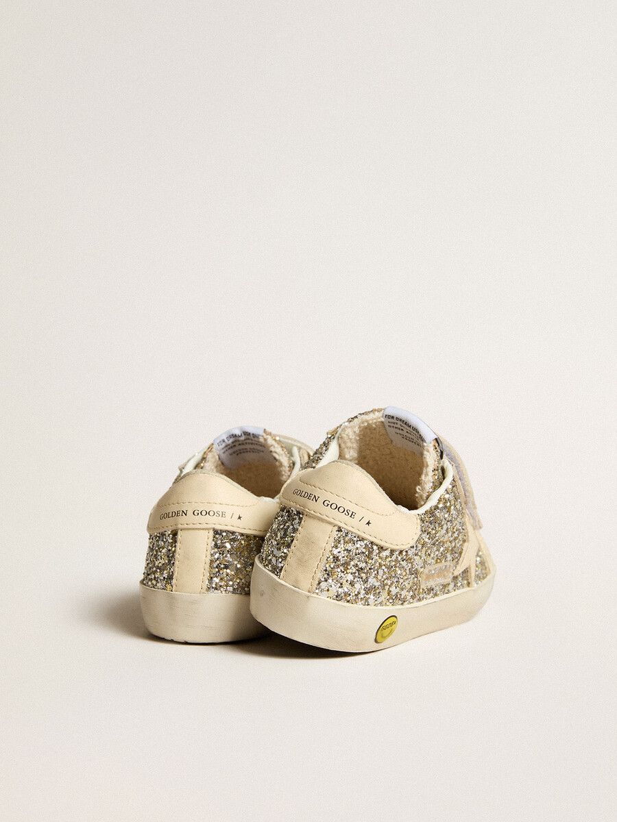 old school junior em glitter platinado com estrela de couro e detalhe no calcanhar.