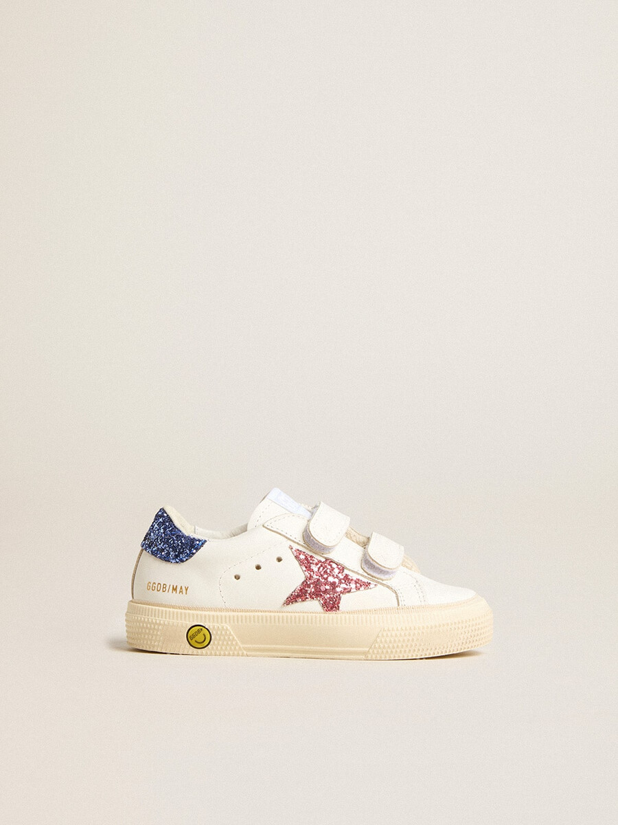 junior may school em couro com estrela brilhante e detalhe no calcanhar.