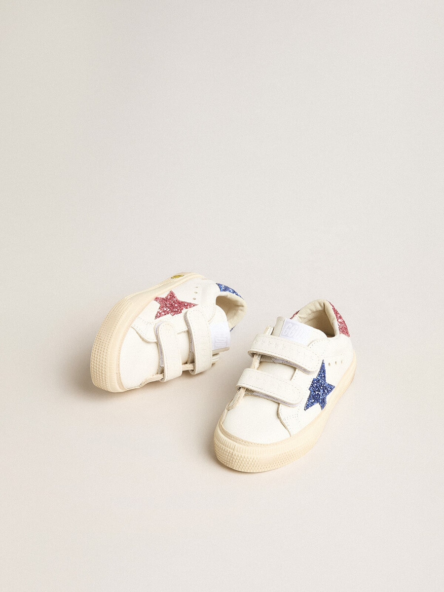 junior may school em couro com estrela brilhante e detalhe no calcanhar.