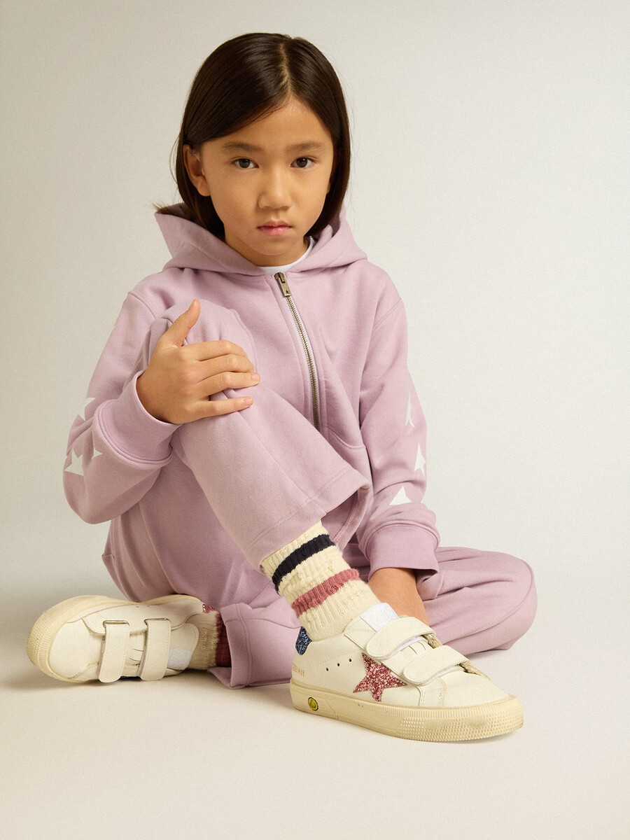 junior may school em couro com estrela brilhante e detalhe no calcanhar.