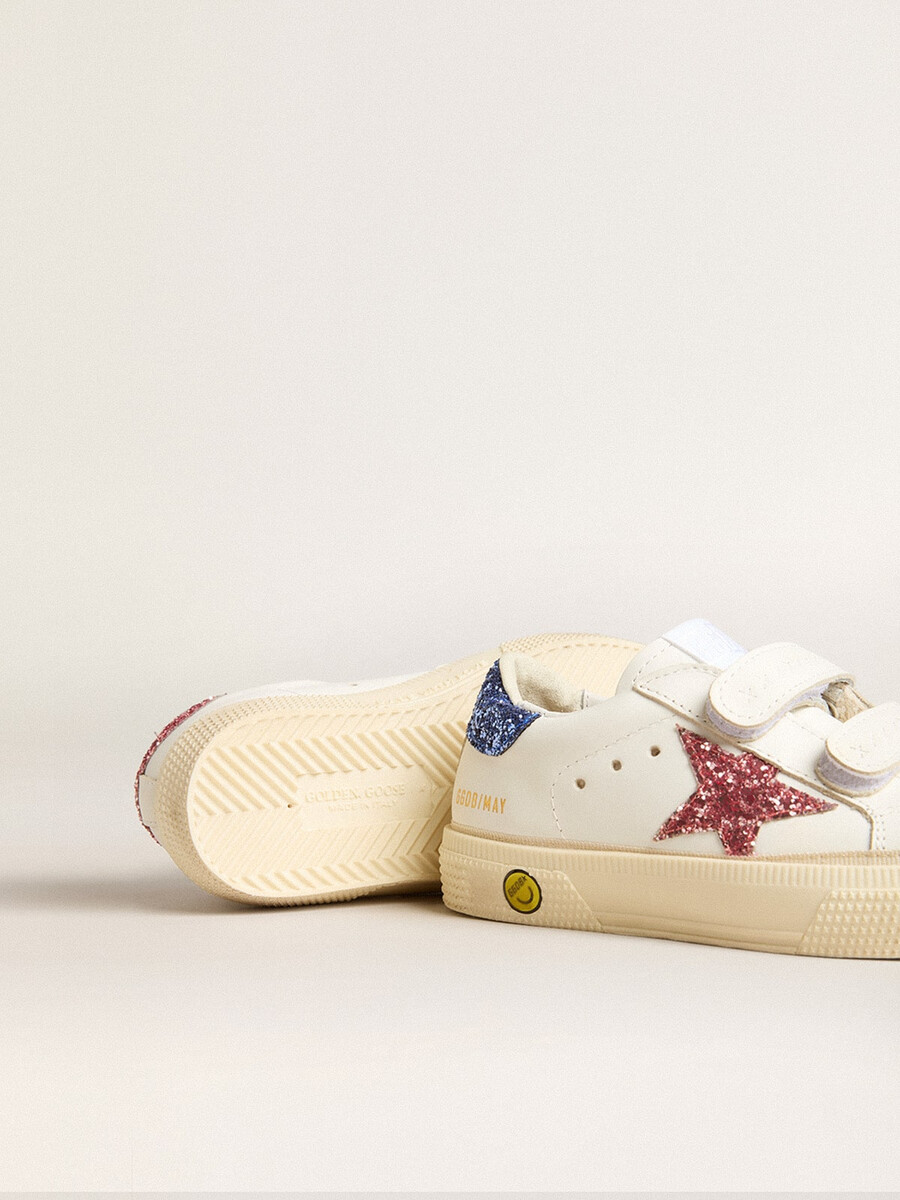 junior may school em couro com estrela brilhante e detalhe no calcanhar.