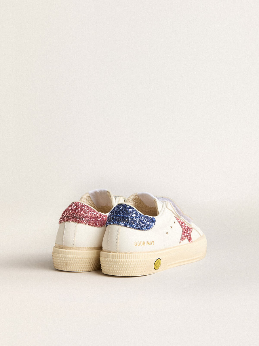 junior may school em couro com estrela brilhante e detalhe no calcanhar.