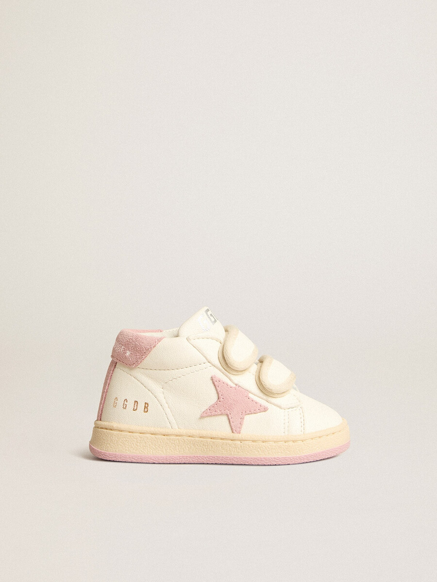 june junior em couro napa com estrela de camurça rosa-escura e detalhe no calcanhar.