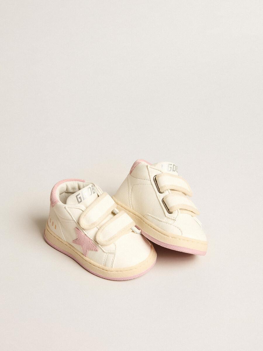 june junior em couro napa com estrela de camurça rosa-escura e detalhe no calcanhar.
