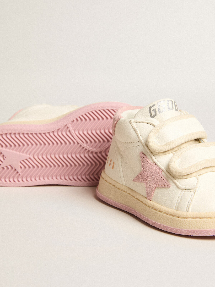 june junior em couro napa com estrela de camurça rosa-escura e detalhe no calcanhar.