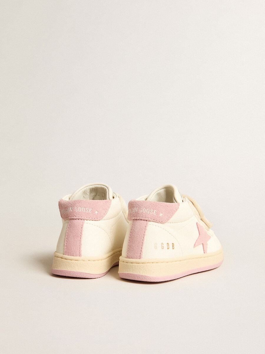 june junior em couro napa com estrela de camurça rosa-escura e detalhe no calcanhar.