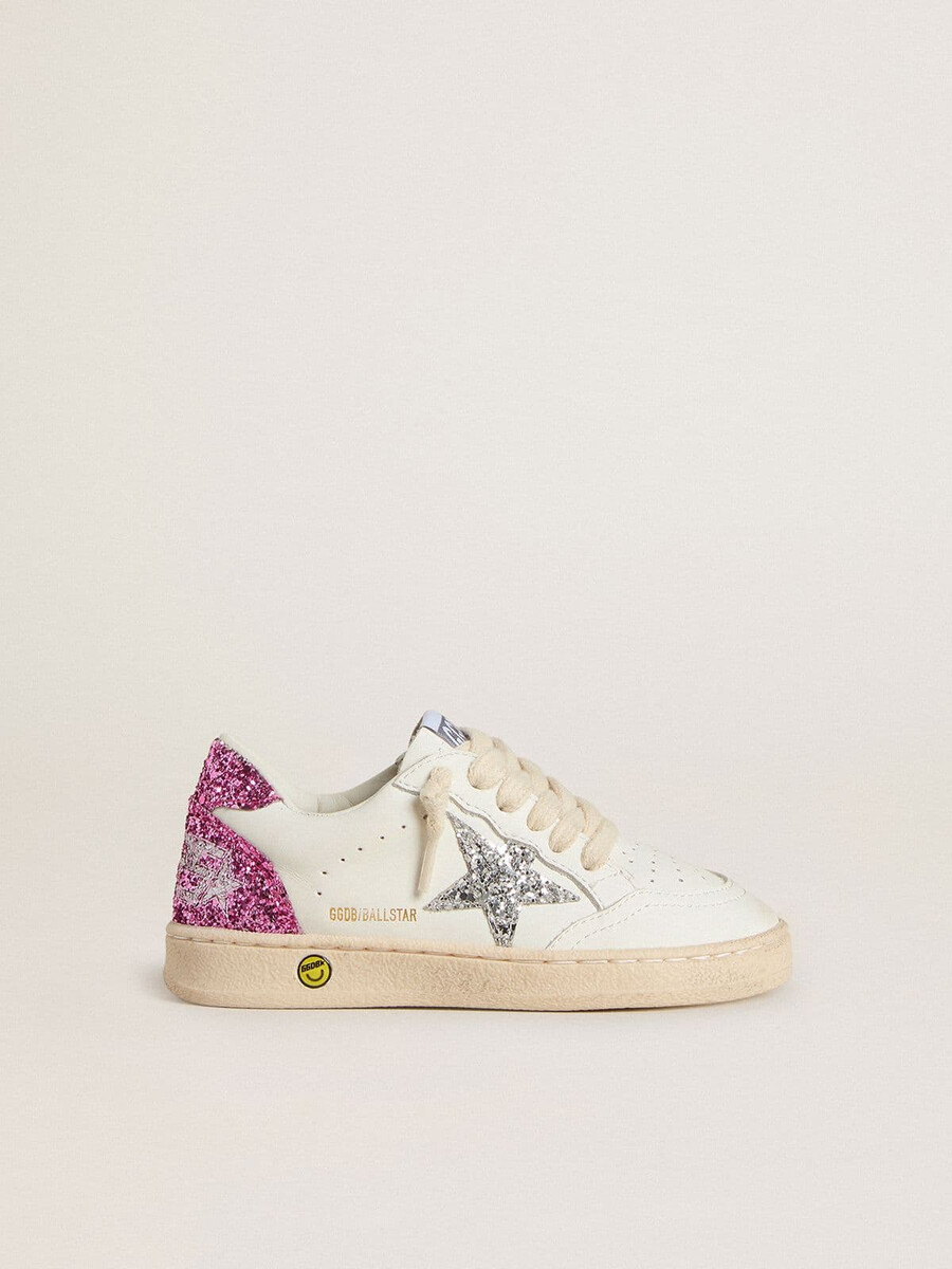 junior ball star com estrela prateada brilhante e detalhe rosa brilhante no calcanhar.