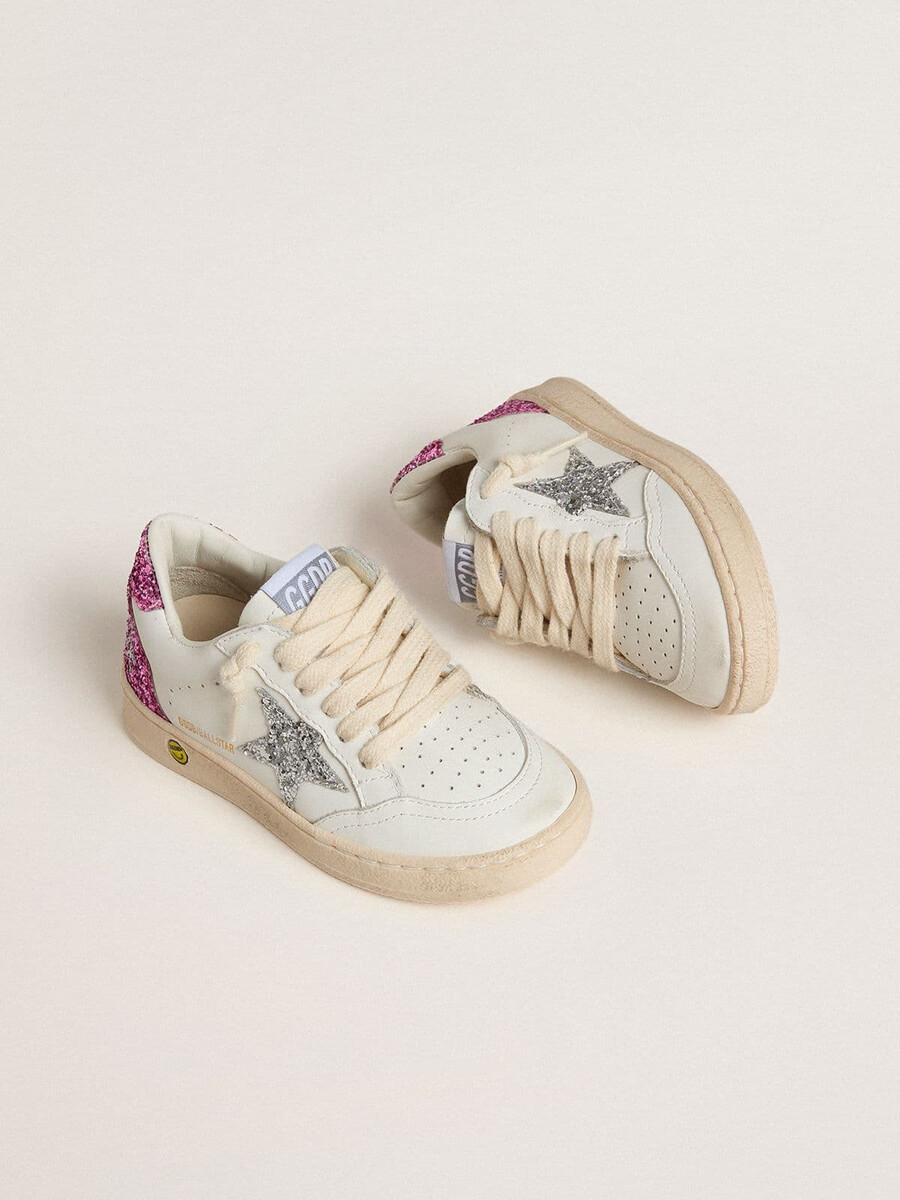 junior ball star com estrela prateada brilhante e detalhe rosa brilhante no calcanhar.