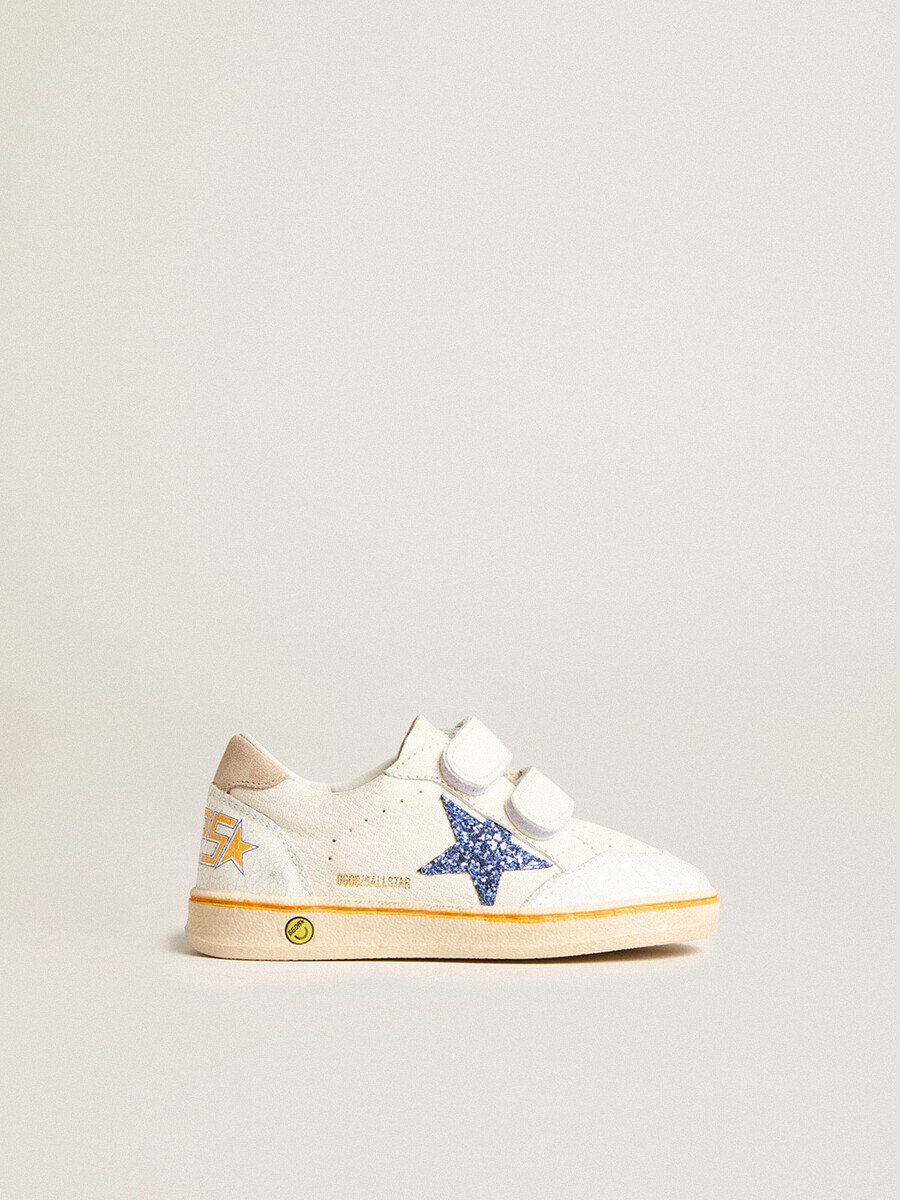 junior ball star com estrela azul brilhante e detalhe em camurça bege no calcanhar.