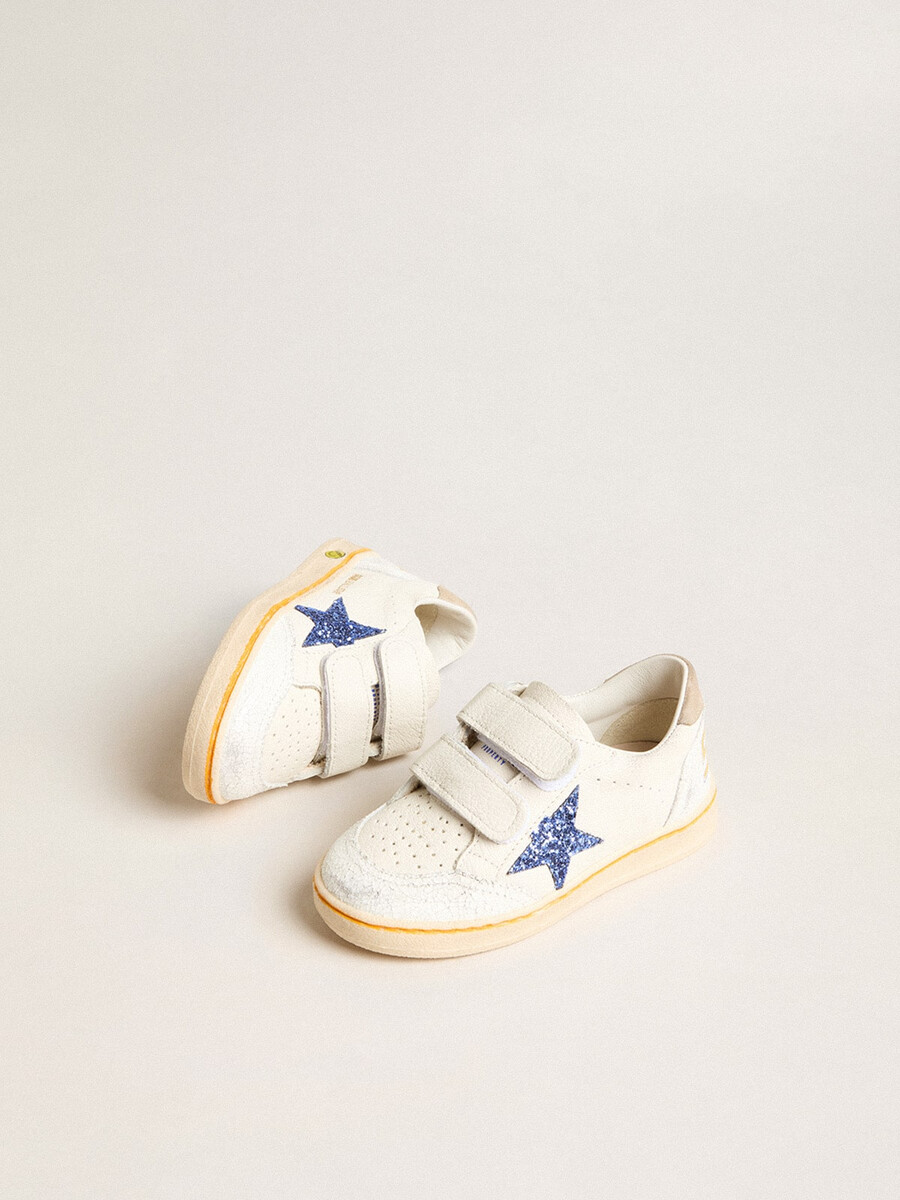 junior ball star com estrela azul brilhante e detalhe em camurça bege no calcanhar.