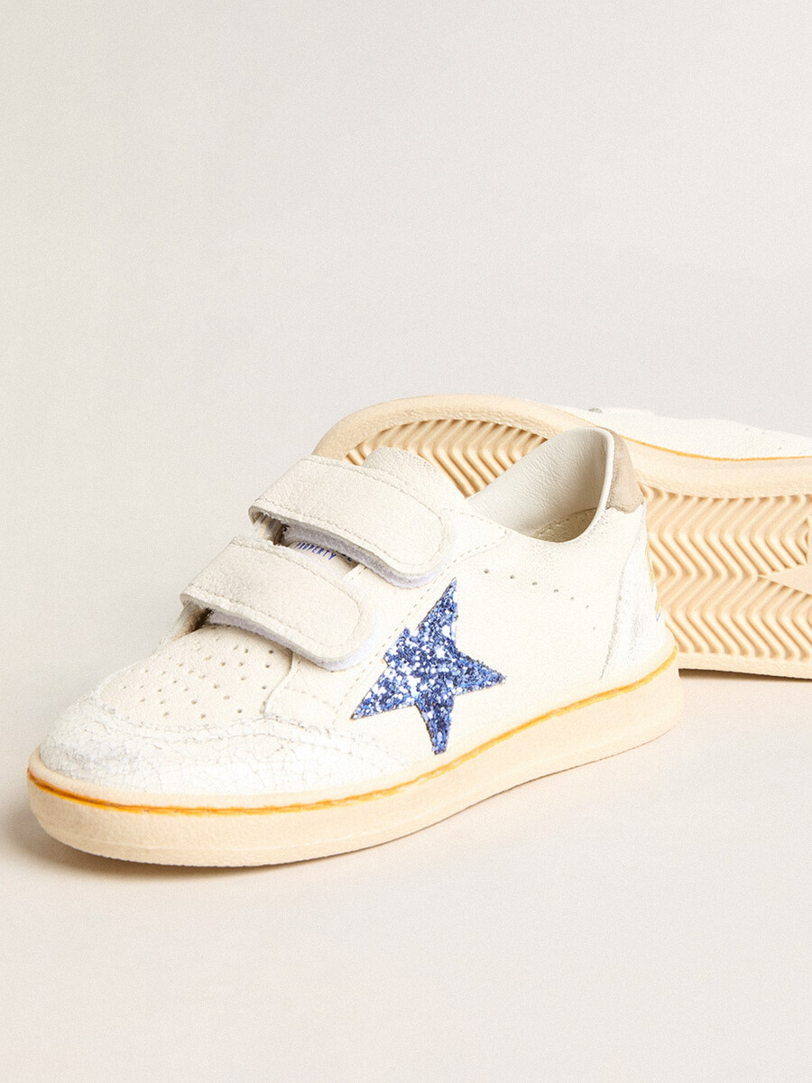 junior ball star com estrela azul brilhante e detalhe em camurça bege no calcanhar.