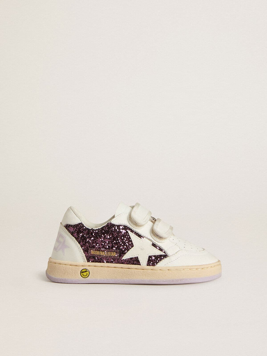 junior ball star em glitter roxo com estrela de couro branco e detalhe no calcanhar.