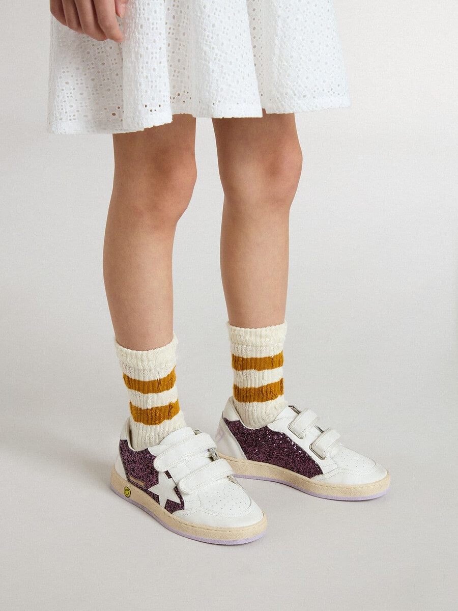 junior ball star em glitter roxo com estrela de couro branco e detalhe no calcanhar.