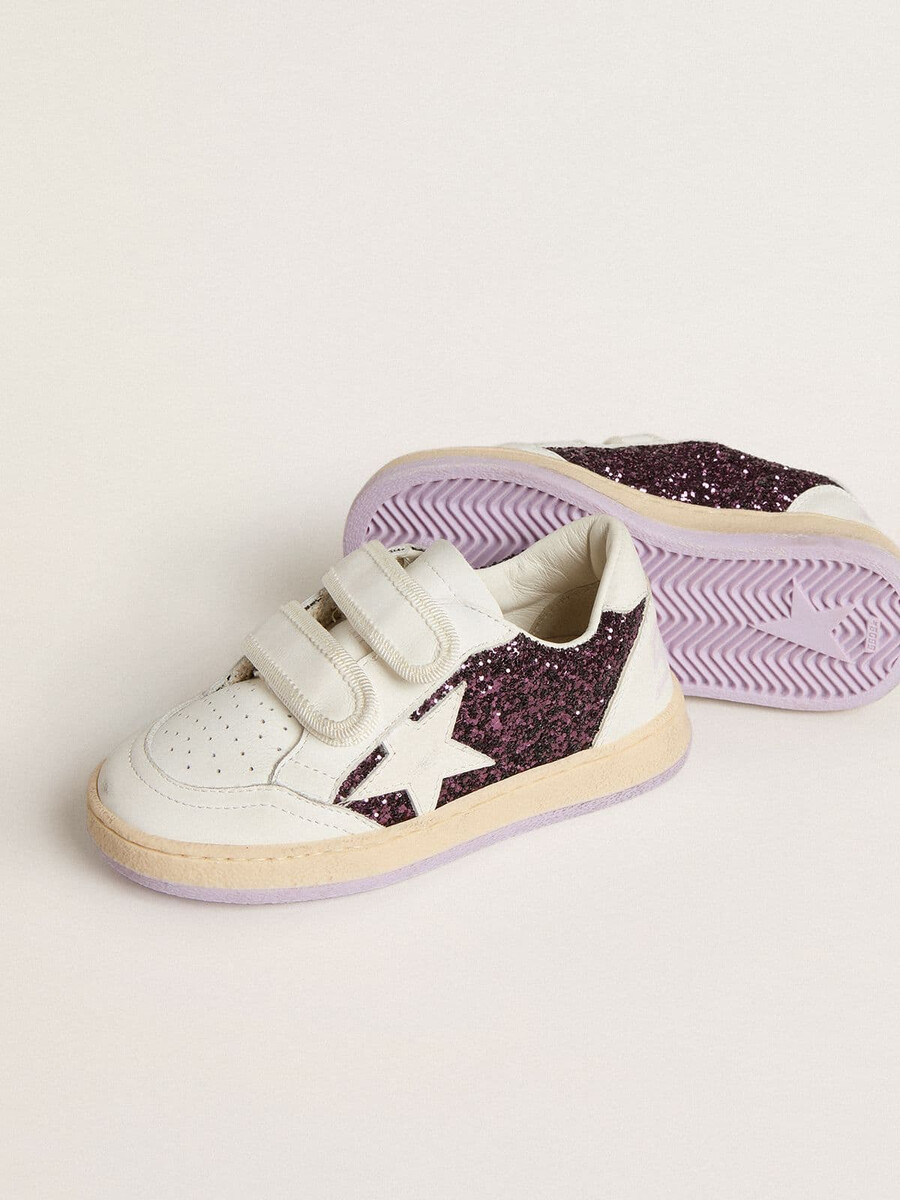 junior ball star em glitter roxo com estrela de couro branco e detalhe no calcanhar.