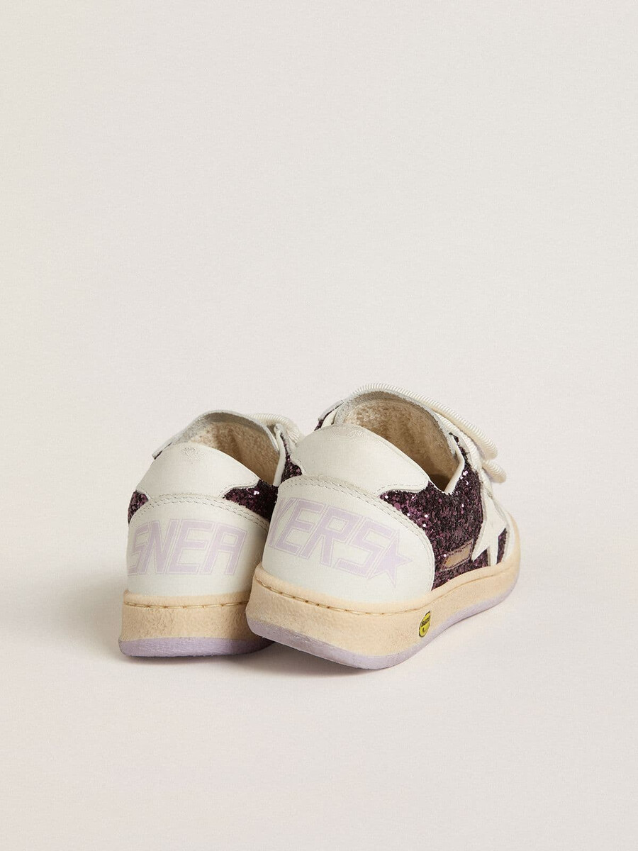 junior ball star em glitter roxo com estrela de couro branco e detalhe no calcanhar.